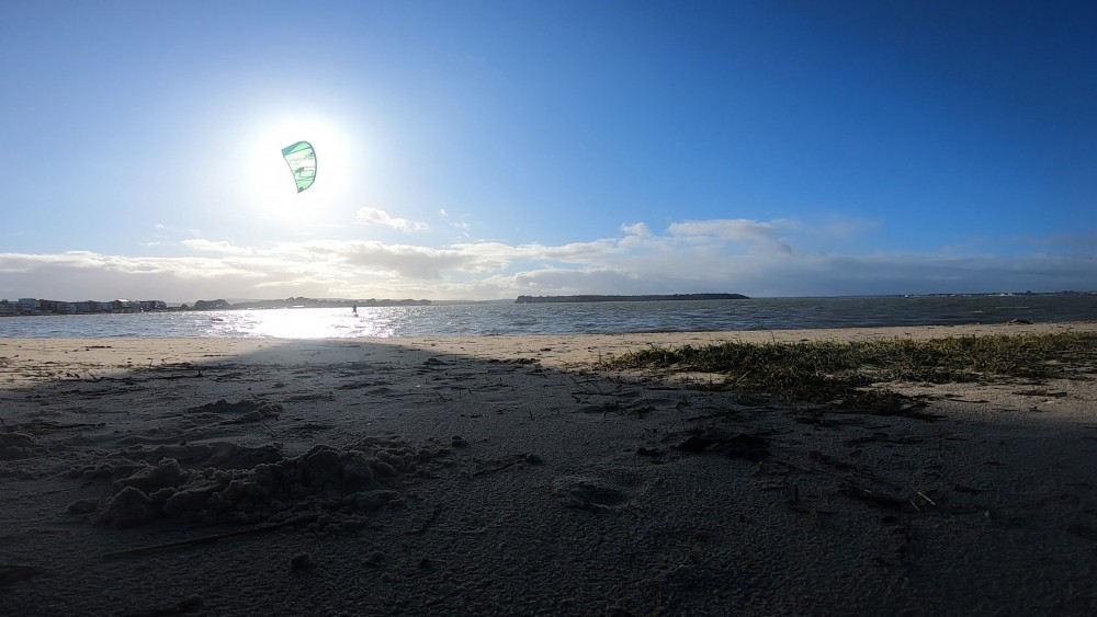 La kitesurfista solitaria